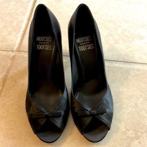 Black satin heels Mootsie Tootsie